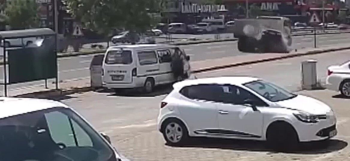 Kayseri'deki trafik kazaları güvenlik kameralarına yansıdı. İl Emniyet Müdürlüğü, sürücü