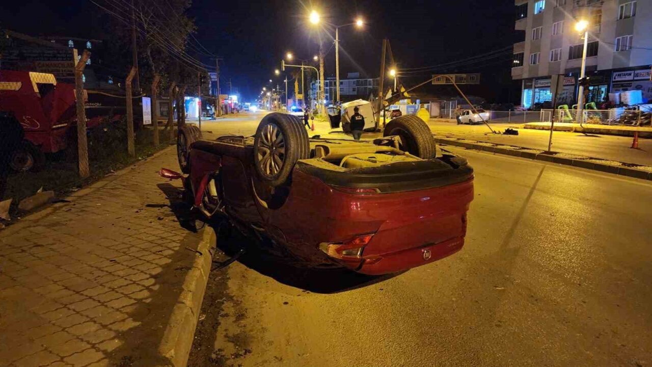 Bursa'nın Mustafakemalpaşa ilçesinde hızla giden 16 PU 058 plakalı otomobil,