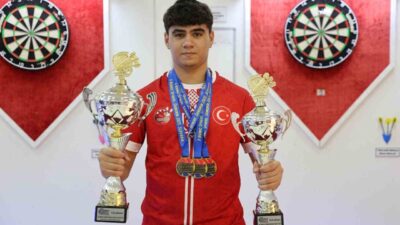 Elazığlı 14 yaşındaki Bedirhan Nas, hobi olarak başladığı dart sporunda