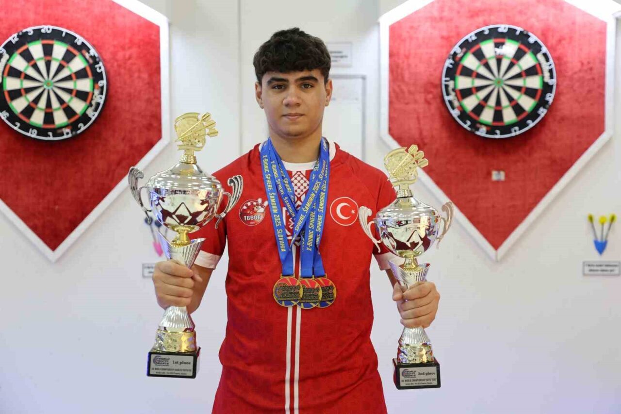 Elazığlı 14 yaşındaki Bedirhan Nas, hobi olarak başladığı dart sporunda
