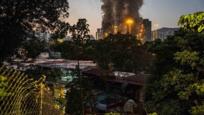 Hong Kong'un Tai Po bölgesindeki bir gökdelende çıkan yangında can