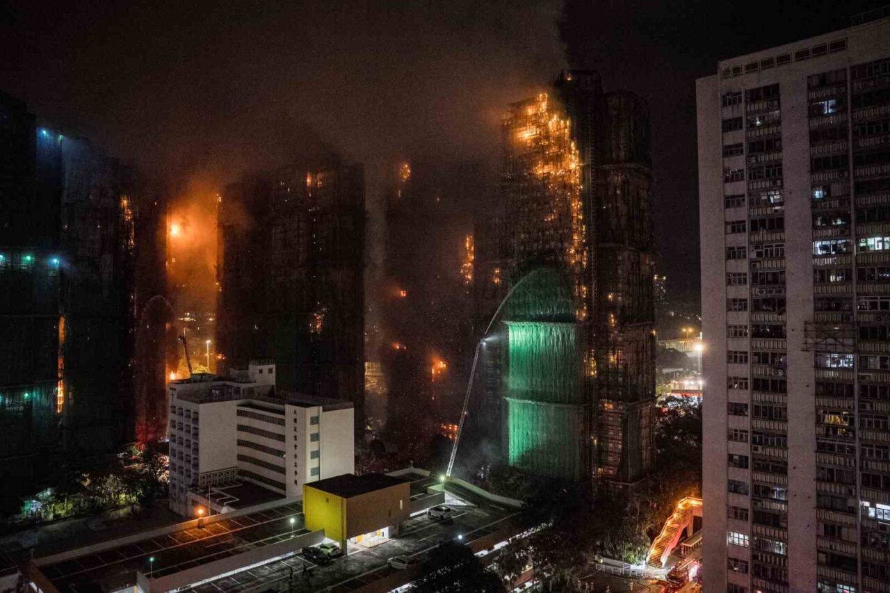 Hong Kong'un Tai Po bölgesindeki "Wang Fuk Court" gökdeleninde çıkan