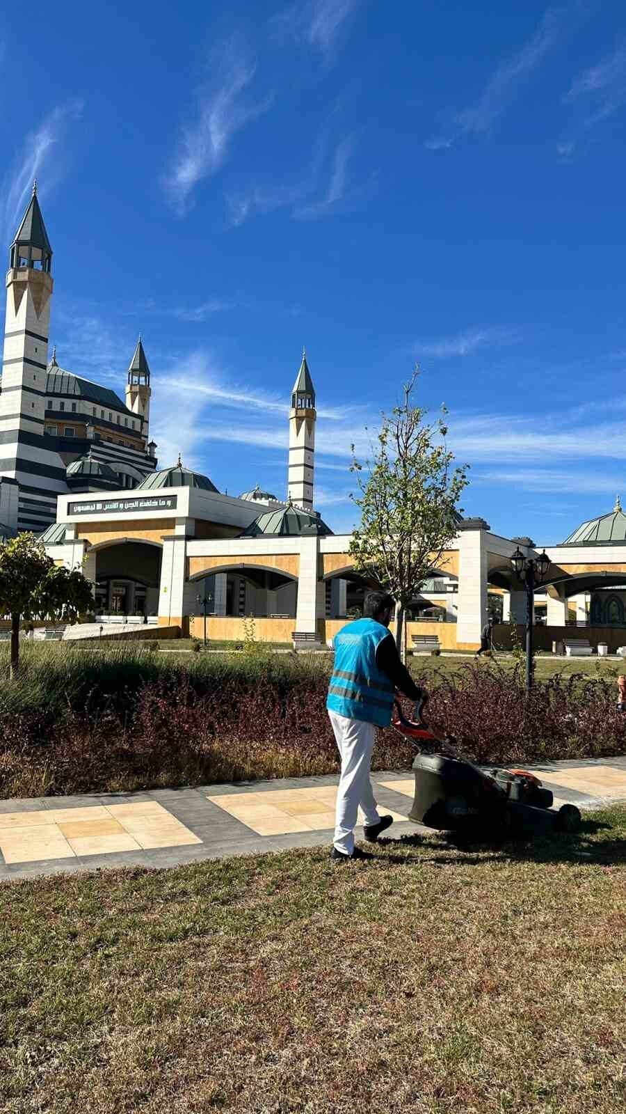 Diyarbakır'da hükümlüler, "Ücretsiz Kamu Hizmeti Yükümlüğü" projesi kapsamında Selahaddin Eyyubi