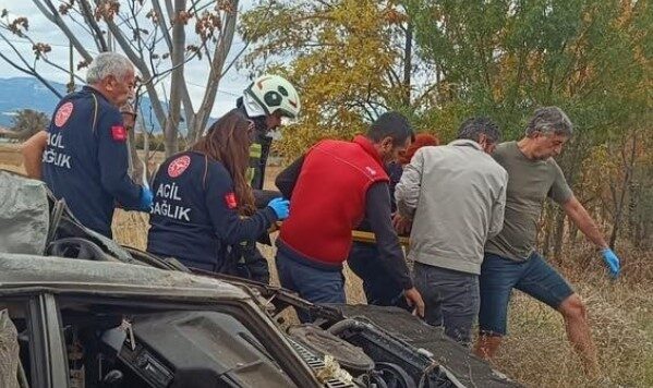 Denizli'nin Tavas ilçesinde sürücüsünün kontrolünü kaybettiği Tofaş marka otomobil yoldan