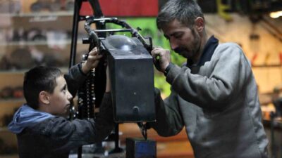 Konya'da motosiklet tamircisi İsa Yeniçağ, atıl durumdaki klasik Jawa motosikletleri