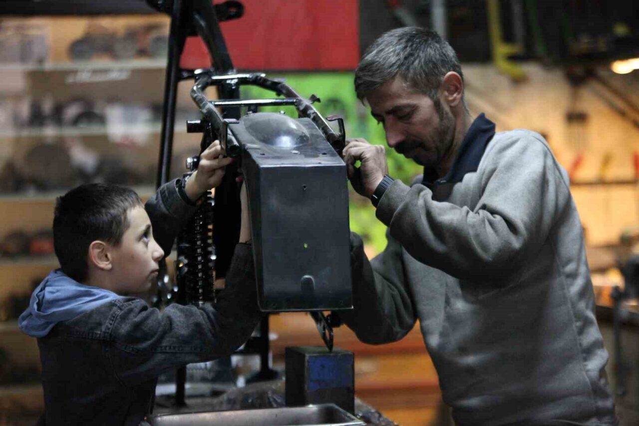 Konya'da motosiklet tamircisi İsa Yeniçağ, atıl durumdaki klasik Jawa motosikletleri