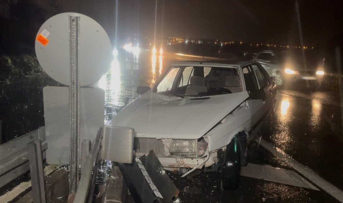 Çorlu’da Bariyerlere Çarpan Ehliyetsiz Sürücü, Emniyet Kemeriyle Büyükkazadan Kurtuldu Tekirdağ’ın Çorlu ilçesinde, ehliyetsiz sürücü H.İ.S. direksiyon hakimiyetini kaybedip bariyerlere