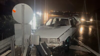 Tekirdağ’ın Çorlu ilçesinde, ehliyetsiz sürücü H.İ.S. direksiyon hakimiyetini kaybedip bariyerlere