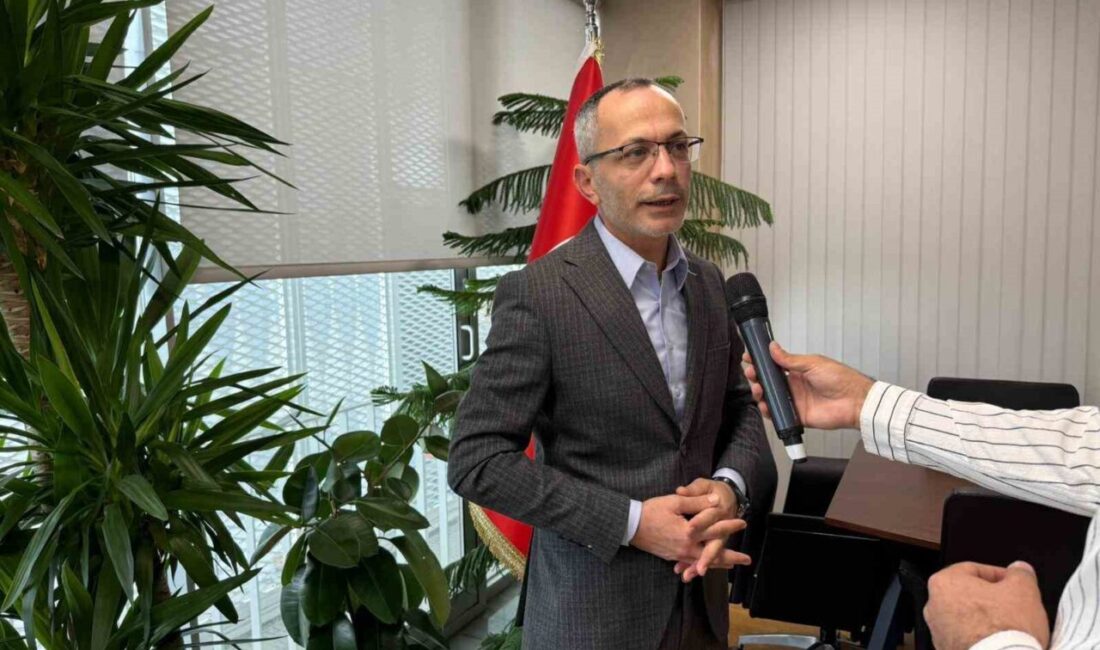 İBB, Arnavutköy'deki Mavi Göl yolunu asfaltlarken İBB Meclis Üyesi Zeki