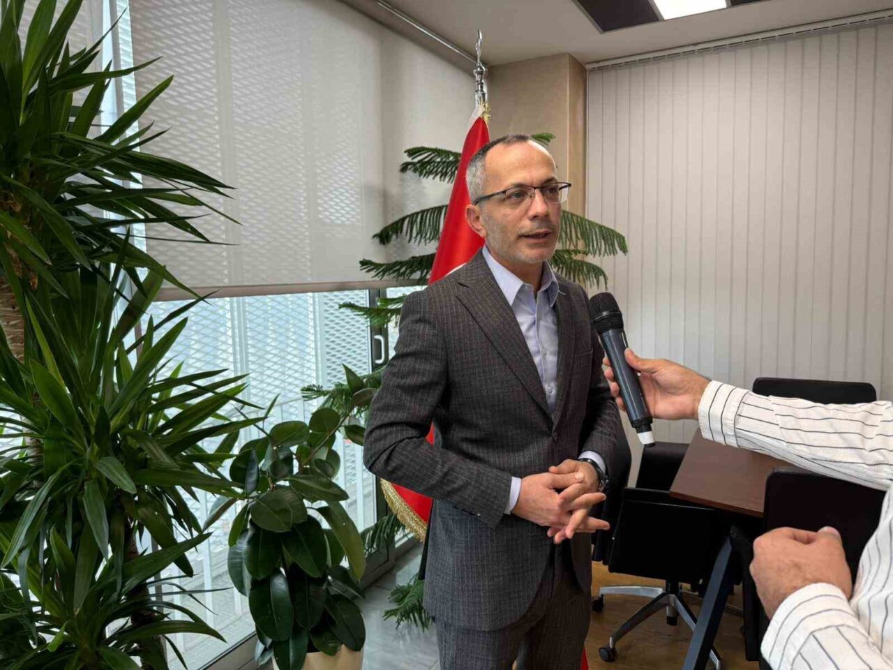 İBB, hafriyat alanı ilan ettiği Arnavutköy Mavi Göl yolunu asfaltladı.