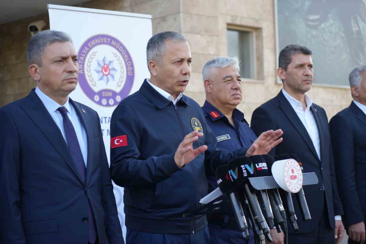 Antalya Yeşildere Mahallesi’nde düzenlenen Narkokapan-2 operasyonunda 458 kişi gözaltına alındı.