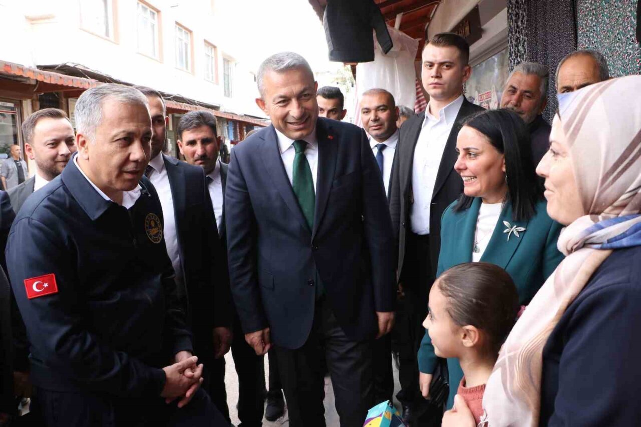 İçişleri Bakanı Ali Yerlikaya, Kilis'e yaptığı ziyarette esnafla bir araya