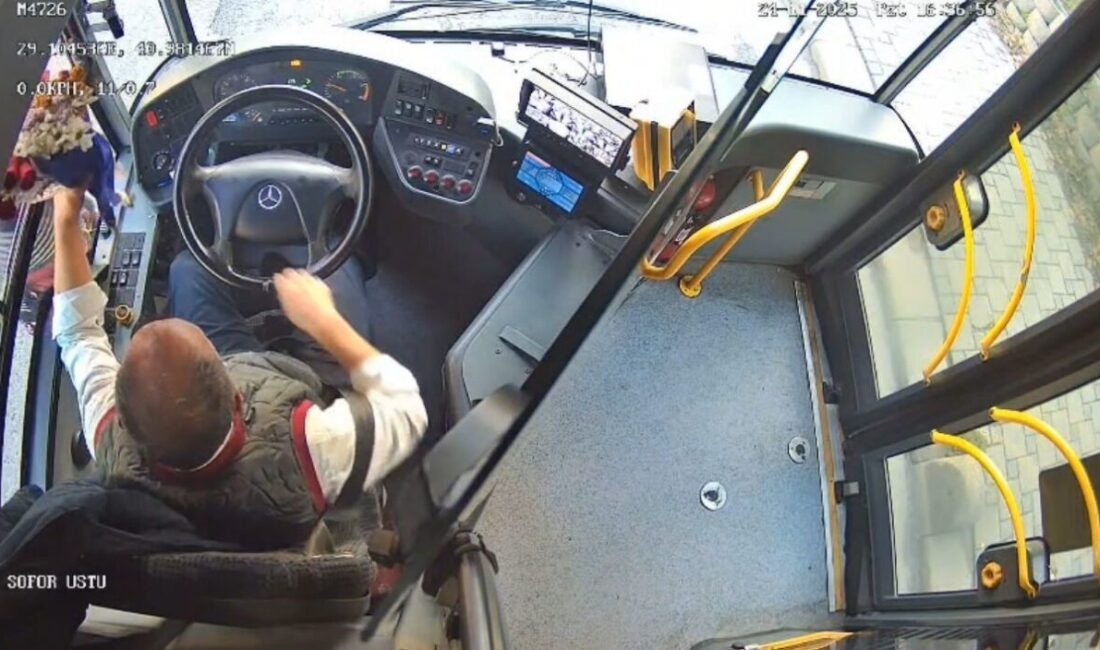 İETT Kaptanı Öğretmenler Günü’nde Kırmızı Işıkta Sürprizle Öğretmenleri Sevindirdi İstanbul'da İETT kaptanı Şahismail Ayaztekin, 24 Kasım Öğretmenler Günü'nde otobüsündeki