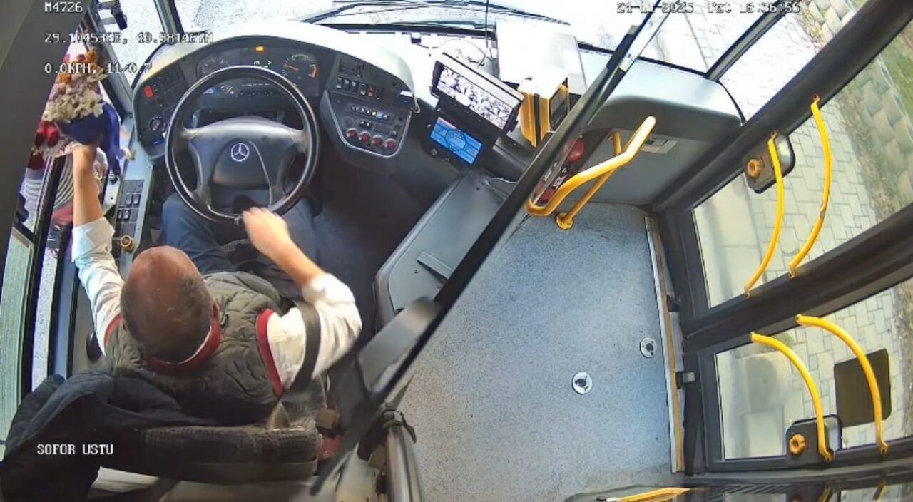 İstanbul'da İETT kaptanı Şahismail Ayaztekin, 24 Kasım Öğretmenler Günü'nde otobüsündeki