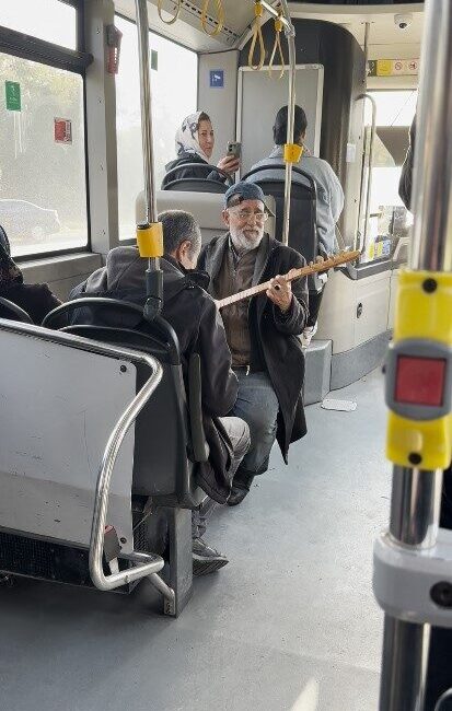 İstanbul'da 48-A Kemerburgaz-Arnavutköy seferini yapan İETT otobüsünde, bir yolcu bağlamasını