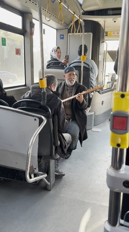 İstanbul’da İETT Otobüsünde Rengarenk Turkülerle Keyifli Anlar Yaşandı