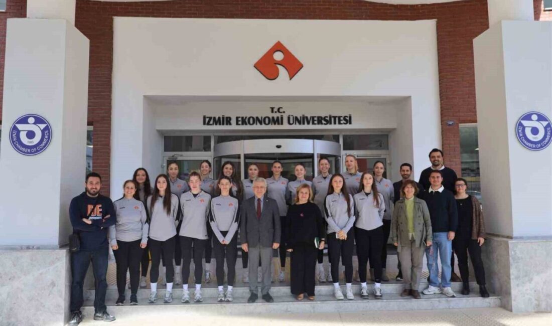 İzmir Ekonomi Üniversitesi Kadın Voleybol Takımı, İzmir Bölge Şampiyonası'nda oynadığı