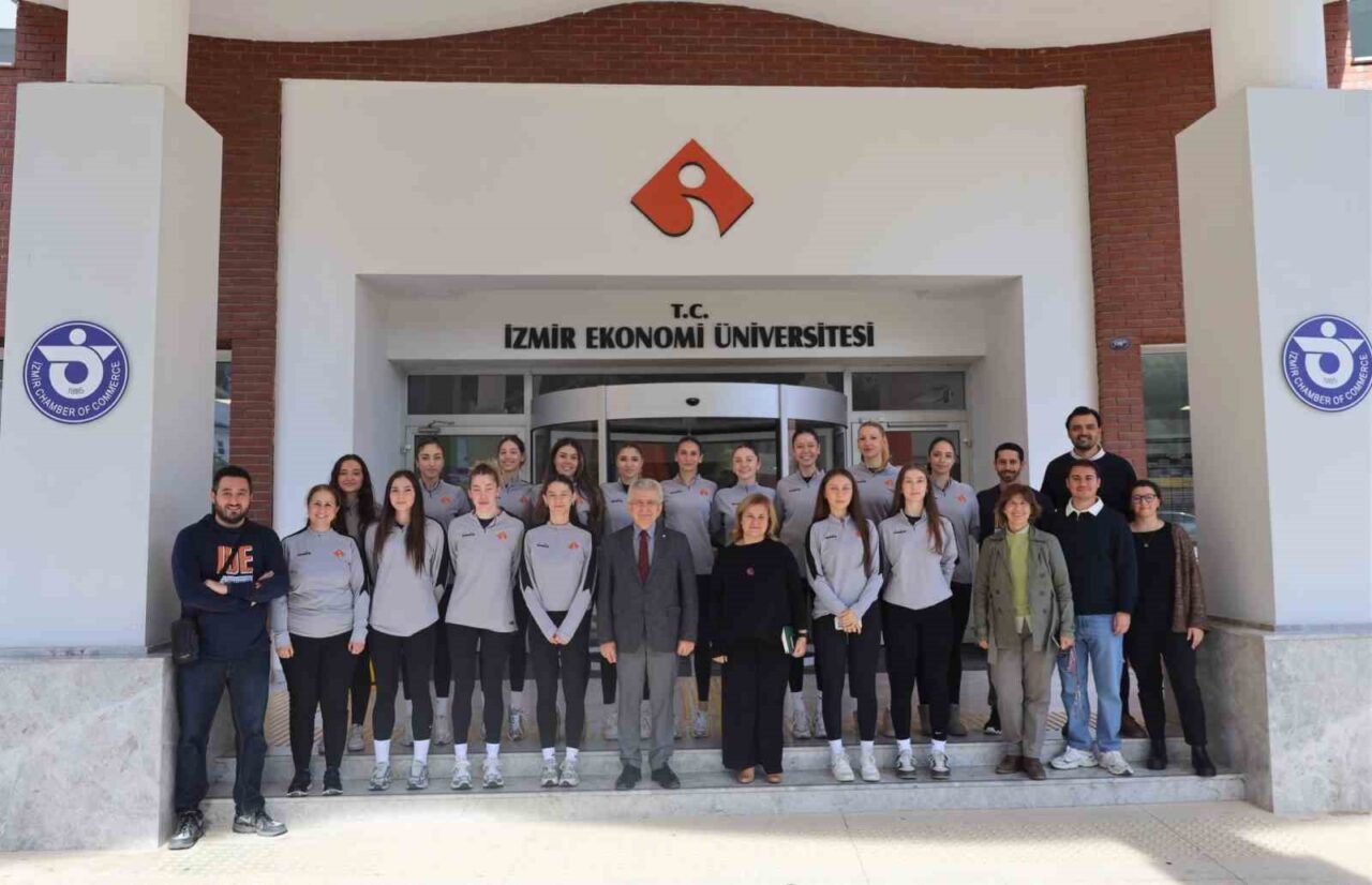 İzmir Ekonomi Üniversitesi Kadın Voleybol Takımı, İzmir Bölge Şampiyonası'nda oynadığı