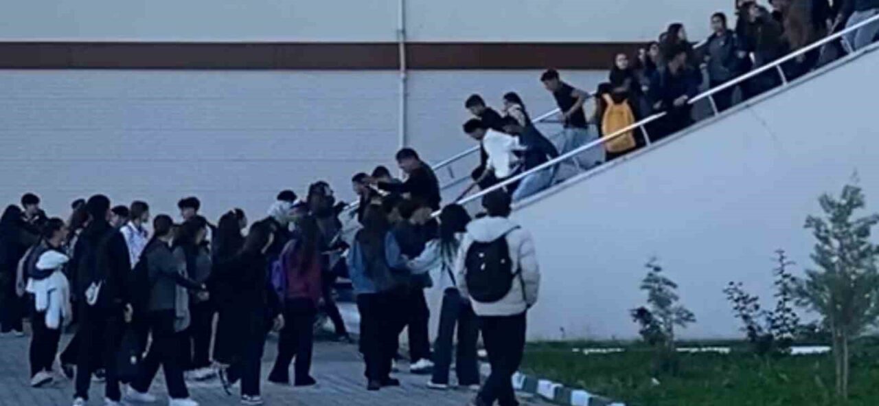 Iğdır'da, öğrencilerin okul çıkışı sırasında bir grup eli sopalı şahıs,