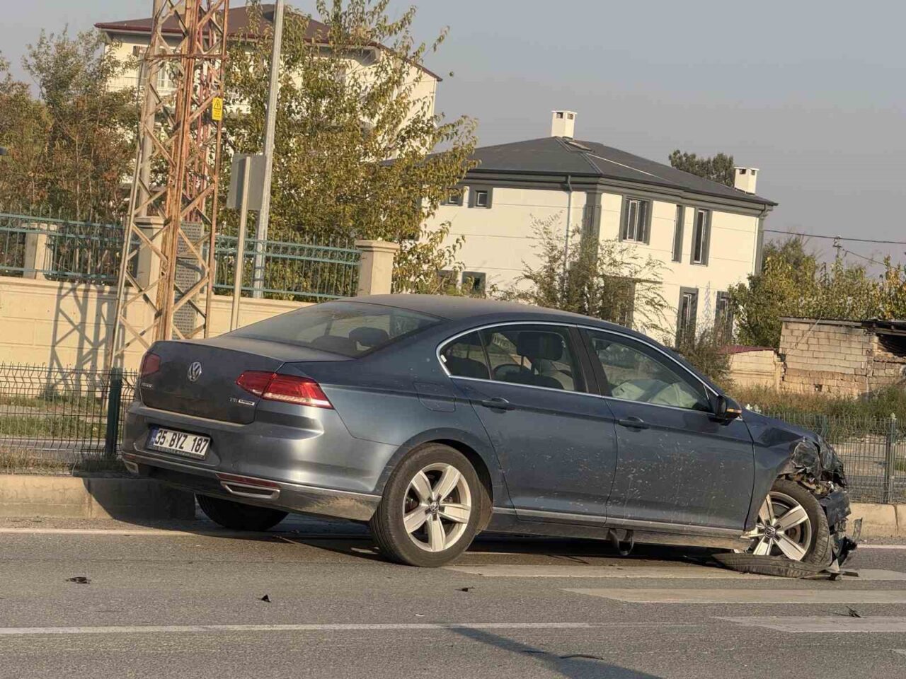 Iğdır'da bir kavşakta iki otomobilin çarpışması sonucu maddi hasar oluştu.