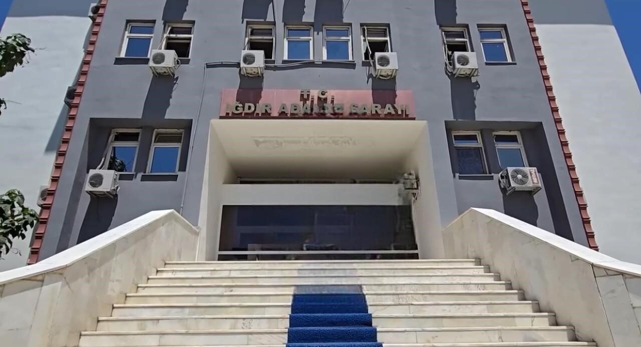 Iğdır'da rüşvet soruşturması kapsamında tutuklanan adliye çalışanlarının bağlantılı olduğu iki