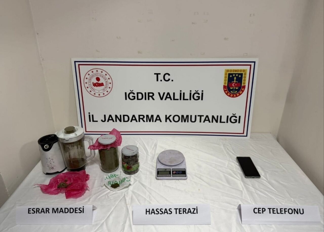 Iğdır'da jandarma, A.T. adlı şahsın evine düzenlediği operasyonda kubar ve
