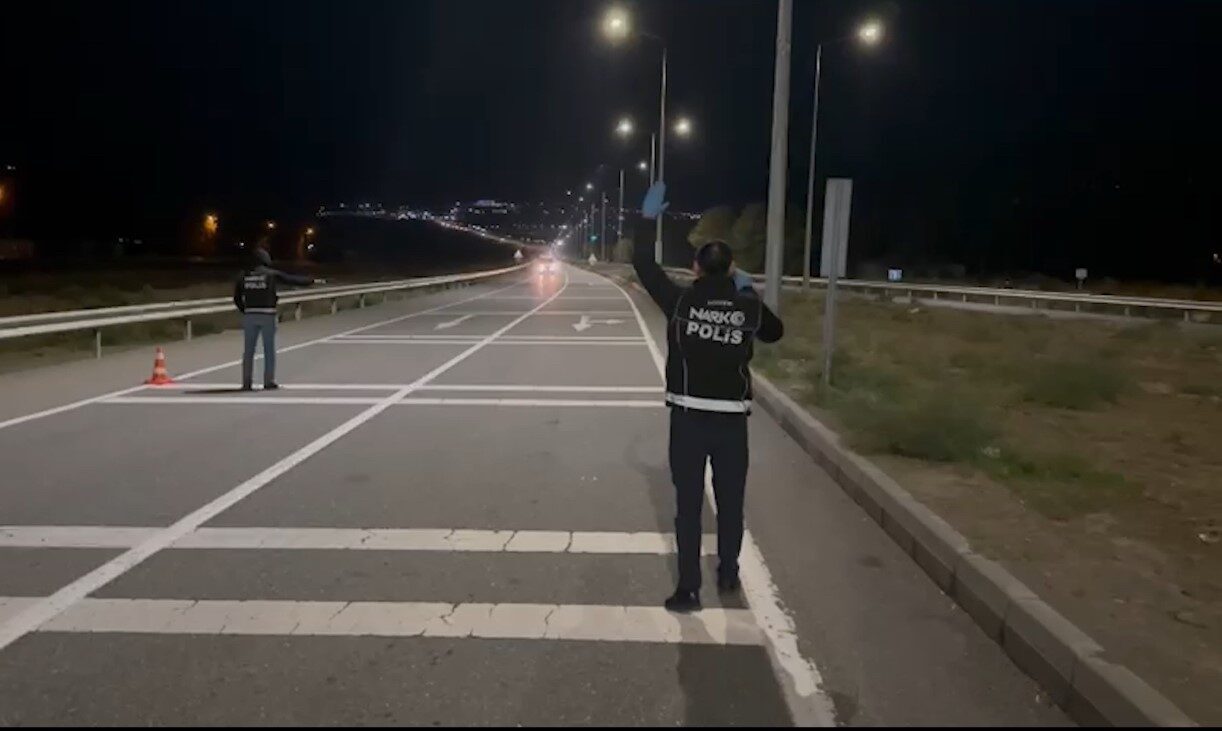 Iğdır'da narkotik ekipleri, yabancı uyruklu A.İ.'yi takibe aldı ve vücut