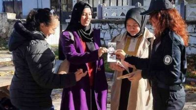 İhsaniye'de polis, kadına yönelik şiddetle mücadele kapsamında broşürler dağıtarak farkındalık