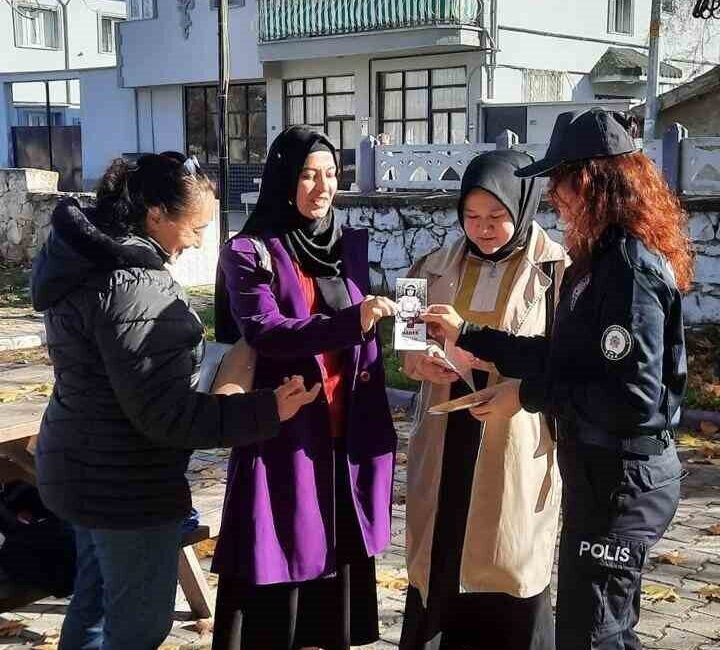 İhsaniye'de polis, kadına yönelik şiddetle mücadele kapsamında broşürler dağıtarak farkındalık