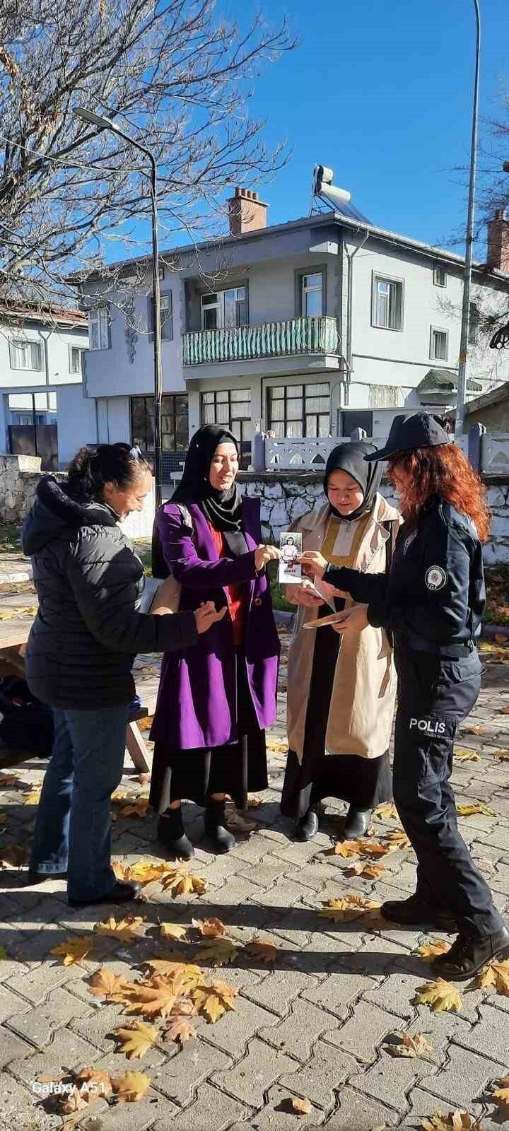 İhsaniye'de polis, kadına yönelik şiddetle mücadele kapsamında broşürler dağıtarak farkındalık