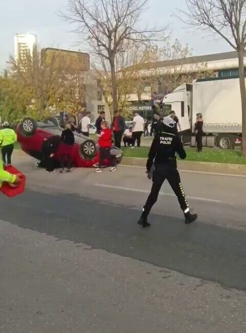Bursa’da Otomobil Kazasında Sürücü Takla Atan Araçta Sıkıştı, Hastaneye Kaldırıldı Bursa'nın Nilüfer ilçesinde Yıldız K.'nın kullandığı otomobil, Güzin Ş.'nin araçla