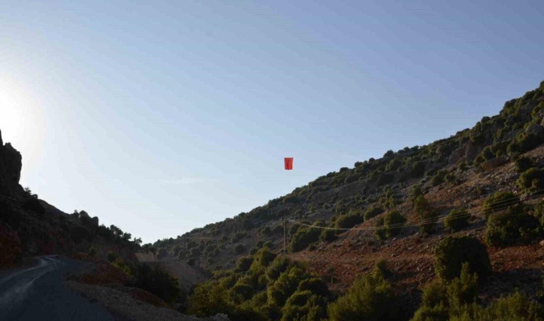 Besni'nin Oyratlı Köyü'nde yıllardır süren asker uğurlama geleneği devam ediyor.