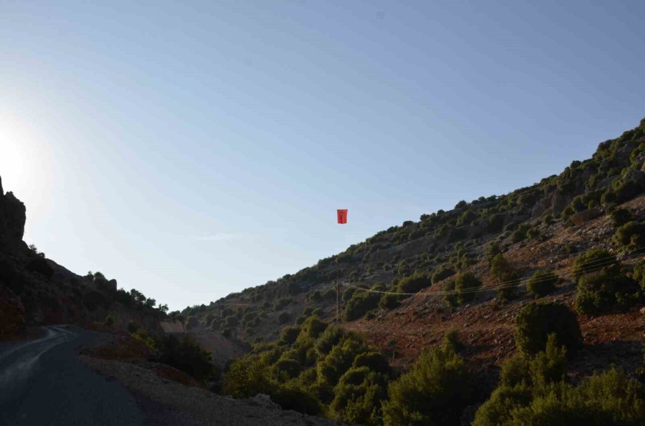 Besni'nin Oyratlı Köyü'nde yıllardır süren asker uğurlama geleneği devam ediyor.