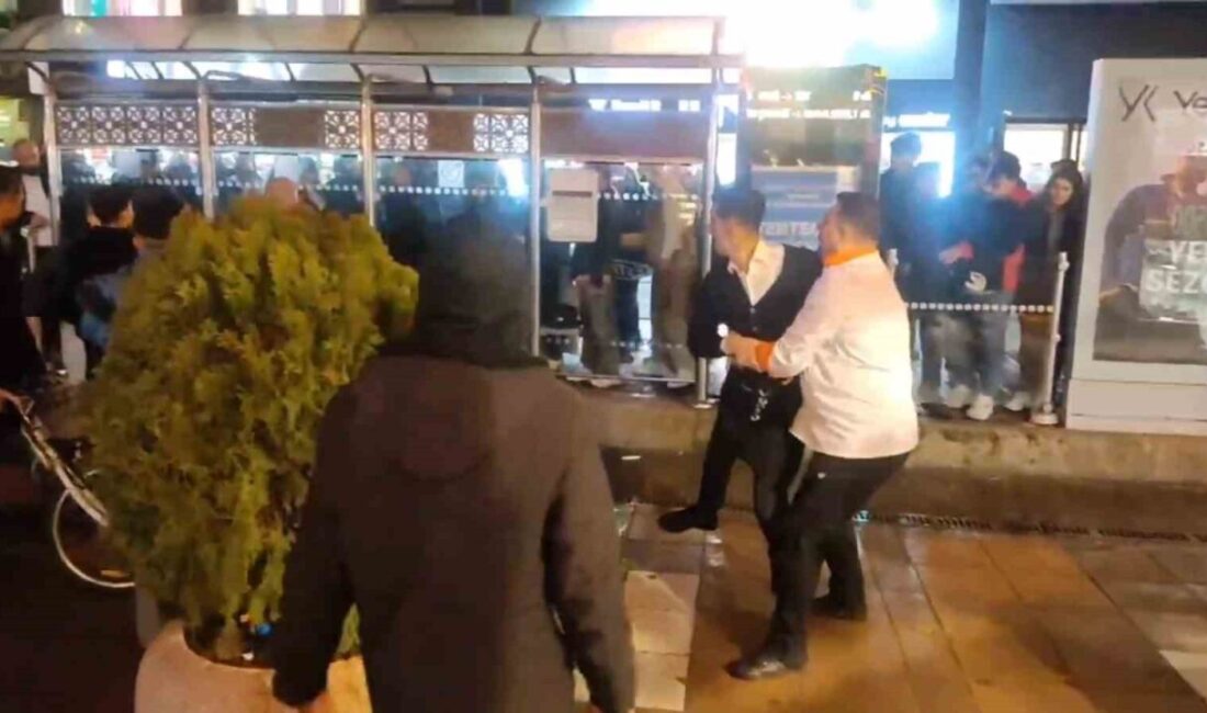 Eskişehir’de Gençler Arasında Çıkan Kavga, Esnafın Müdahalesiyle Sona Erdi; 1 Yaralı Var Eskişehir'de 2 Eylül Caddesi'nde meydana gelen kavgada iki grup genç