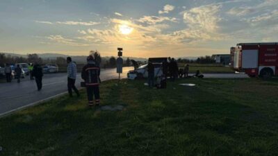 Sakarya'nın Kaynarca ilçesinde iki otomobilin çarpışması sonucu 6 kişi yaralandı.