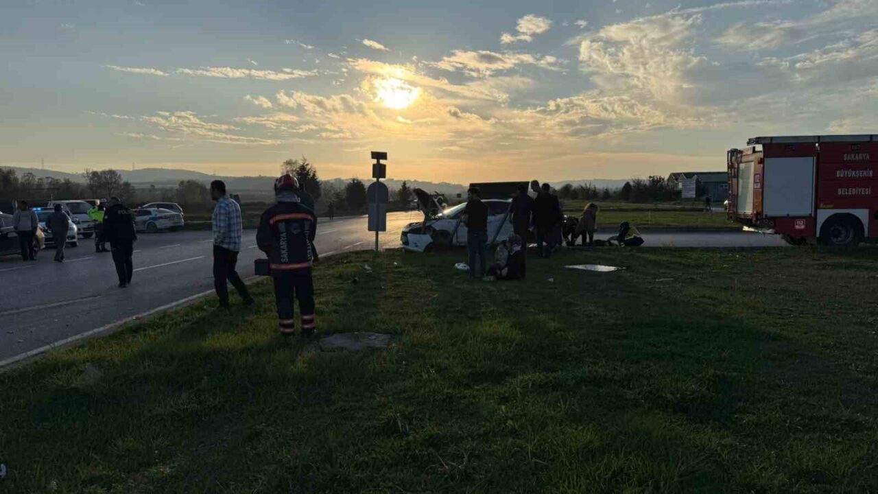Sakarya'nın Kaynarca ilçesinde iki otomobilin çarpışması sonucu 6 kişi yaralandı.