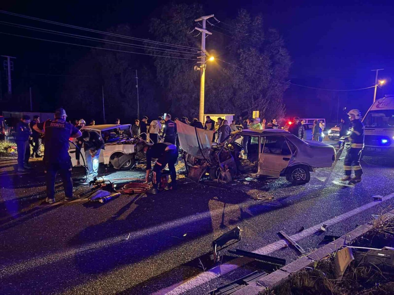 Muğla'nın Köyceğiz ilçesinde iki Tofaş aracın çarpışması sonucu 3 kişi