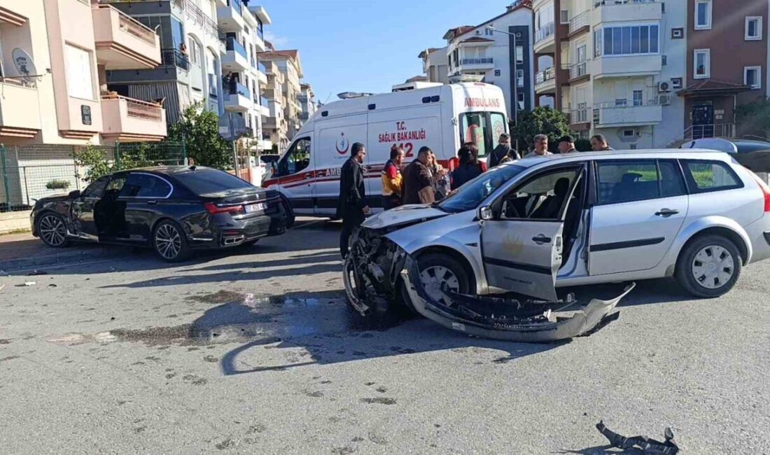 Manavgat’ta Sağlık Müdürlüğü’ne Ait Araçla Otomobilin Çarpıştığı Kazada İki Sağlık Çalışanı Yaralandı Antalya'nın Manavgat ilçesinde, İl Sağlık Müdürlüğü'ne ait bir aracın dur