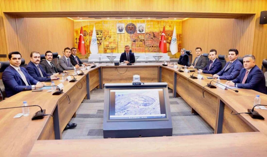 Mülki İdare Amirleri için Değerlendirme Toplantısı Vali Aydoğdu’nun Başkanlığında Yapıldı Vali Hamza Aydoğdu, vali yardımcıları ve ilçe kaymakamlarıyla birlikte Mülki