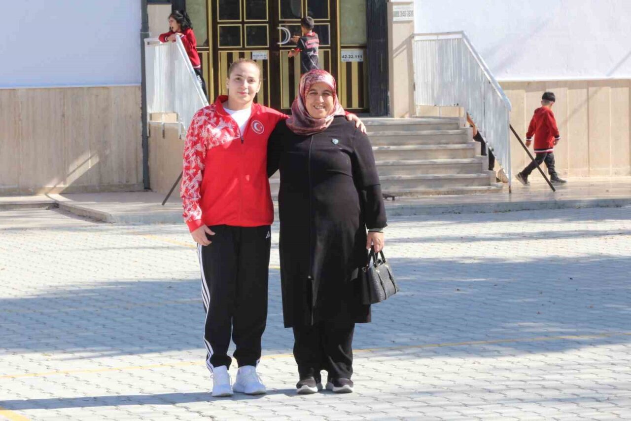 Konya'nın Karapınar ilçesinde büyüyen Hatice Karagöz, ilkokulda beden öğretmeni Ahmet