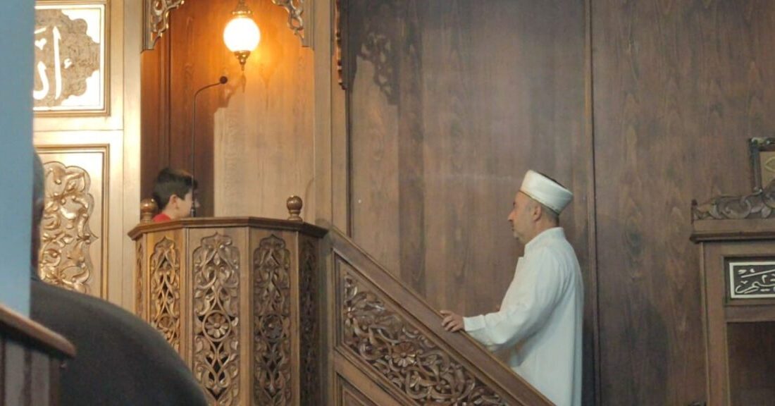 İpekyolu’nda Cuma Namazı Sırasında İmamın Nazik Yaklaşımı, Cemaatin Takdirini Topladı Van'da Ezberciler Camii'nde Cuma namazı sırasında, imam hatip meraklı bir