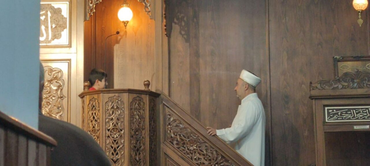 Van'da Ezberciler Camii'nde Cuma namazı sırasında, imam hatip meraklı bir