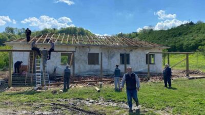 Sakarya'nın Hendek ilçesindeki Yarıca Mahallesi'nde, atıl durumdaki okul binası mahalle