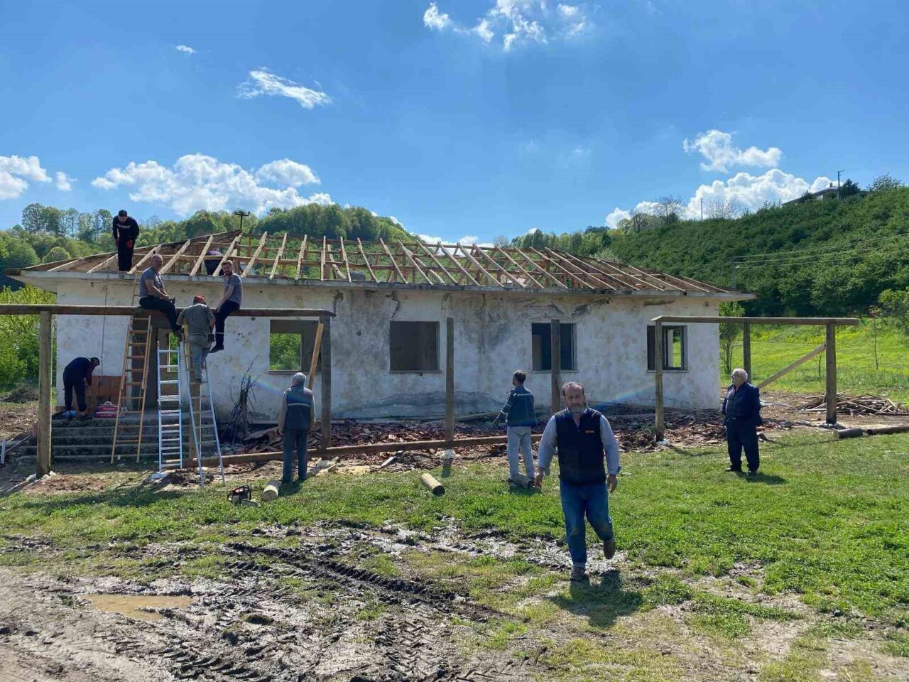 Sakarya'nın Hendek ilçesindeki Yarıca Mahallesi'nde, atıl durumdaki okul binası mahalle