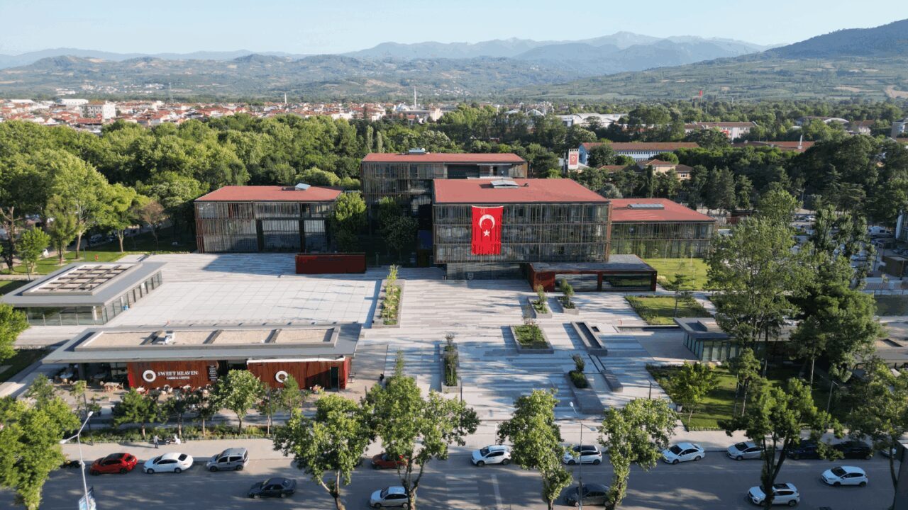 İnegöl Belediyesi, üniversite öğrencilerine yönelik eğitim yardımlarının ilk taksitini bugün