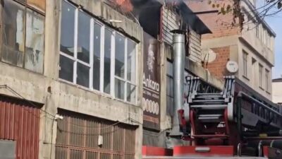 Bursa'nın İnegöl ilçesinde, Mahmudiye Mahallesi'ndeki iki katlı mobilya imalathanesinde yangın