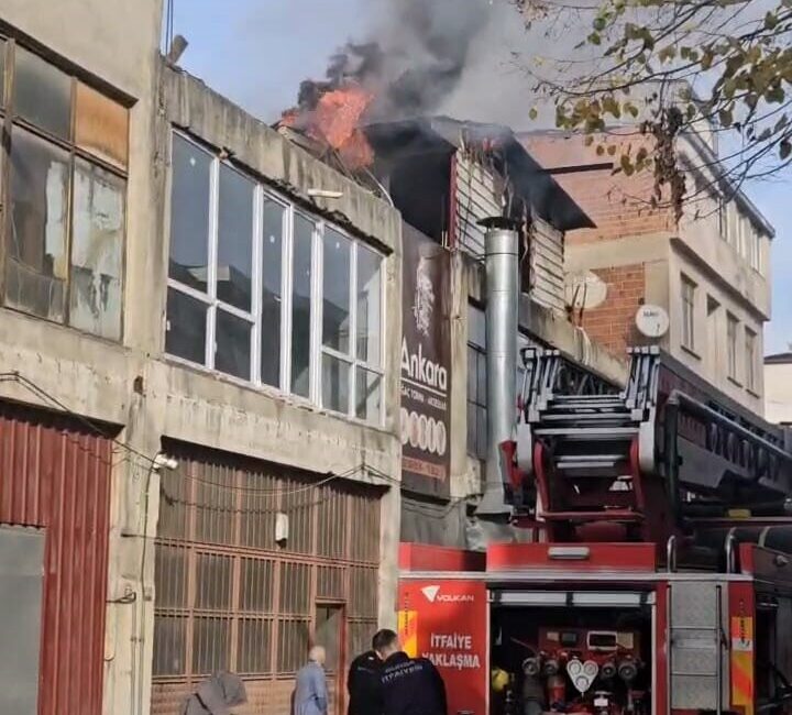İnegöl’de Mobilya İmalathanesinde Yangın Çıktı, Ekipler Hızla Müdahale Etti Bursa'nın İnegöl ilçesinde, Mahmudiye Mahallesi'ndeki iki katlı mobilya imalathanesinde yangın