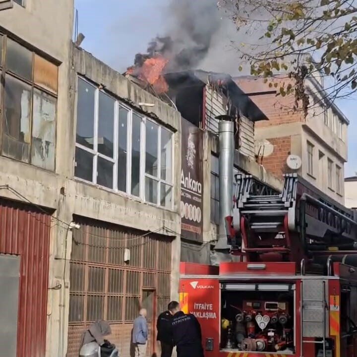 Bursa'nın İnegöl ilçesinde, Mahmudiye Mahallesi'ndeki iki katlı mobilya imalathanesinde yangın