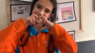 İnegöl’daki Şakir Lakşe İlkokulu'nun 3/D sınıfı, Öğretmenler Günü’nü işaret diliyle