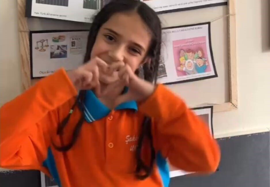 İnegöl’daki Şakir Lakşe İlkokulu'nun 3/D sınıfı, Öğretmenler Günü’nü işaret diliyle